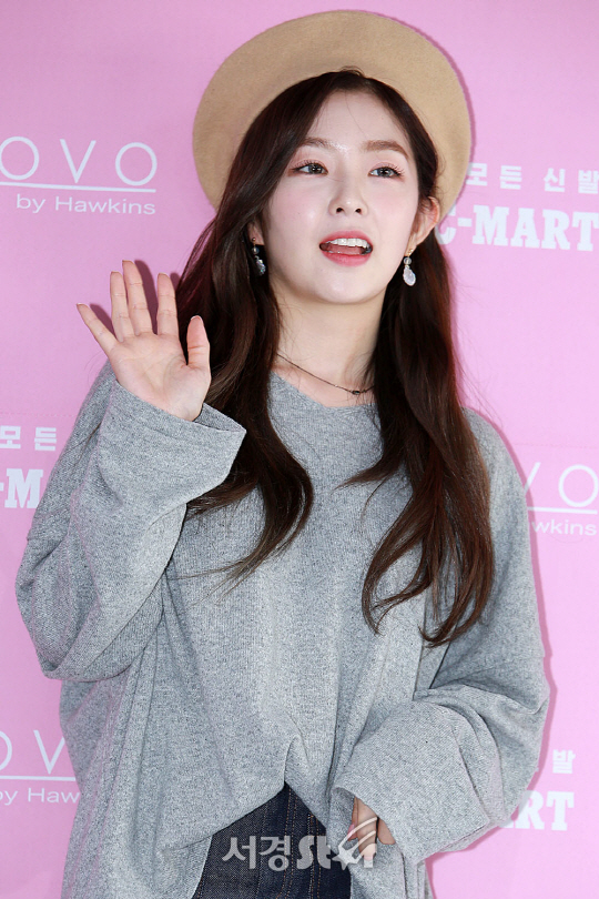 레드벨벳 멤버 아이린이 21일 오후 서울 마포구 동교동 한 멀티샵 매장에서 열린 팬사인회에 참석해 포즈를 취하고 있다.
