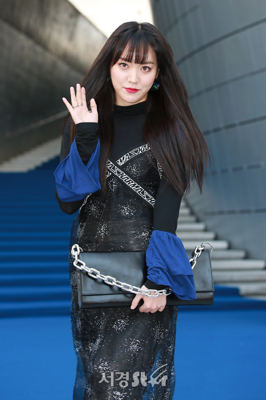 헬로비너스 라임이 21일 오후 서울 중구 동대문디자인플라자(DDP)에서 열린 ‘2018 S/S 헤라서울패션위크’ 키미제이(KIMMYJ) 컬렉션 포토월 행사에 참석해 포즈를 취하고 있다.