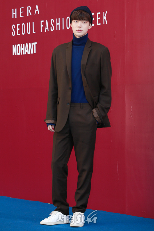 배우 안재현이 21일 오후 서울 중구 동대문디자인플라자(DDP)에서 열린 ‘2018 S/S 헤라서울패션위크’ 노앙(NOHANT) 컬렉션 포토월 행사에 참석해 포즈를 취하고 있다.