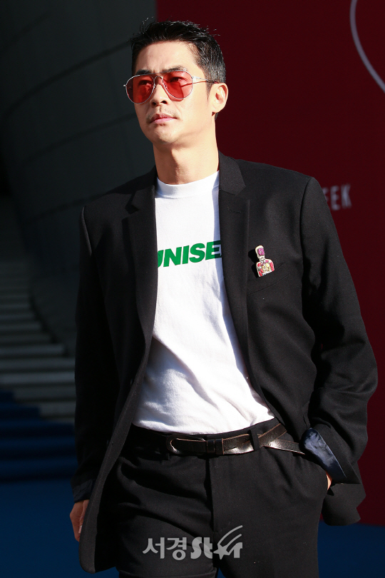 배우 배정남이 21일 오후 서울 중구 동대문디자인플라자(DDP)에서 열린 ‘2018 S/S 헤라서울패션위크’ 노앙(NOHANT) 컬렉션 포토월 행사에 참석해 포즈를 취하고 있다.