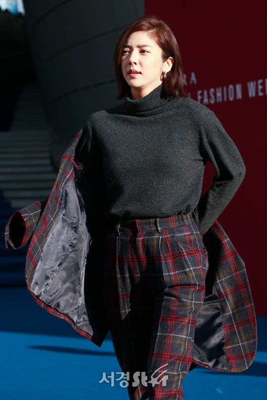 가수 손담비가 21일 오후 서울 중구 동대문디자인플라자(DDP)에서 열린 ‘2018 S/S 헤라서울패션위크’ 노앙(NOHANT) 컬렉션 포토월 행사에 참석해 포즈를 취하고 있다.