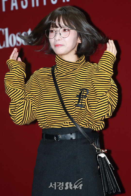 가수 지숙이 21일 오후 서울 중구 동대문디자인플라자(DDP)에서 열린 ‘2018 S/S 헤라서울패션위크’ 비욘드클로젯(BEYOND CLOSET) 컬렉션 포토월 행사에 참석해 포즈를 취하고 있다.