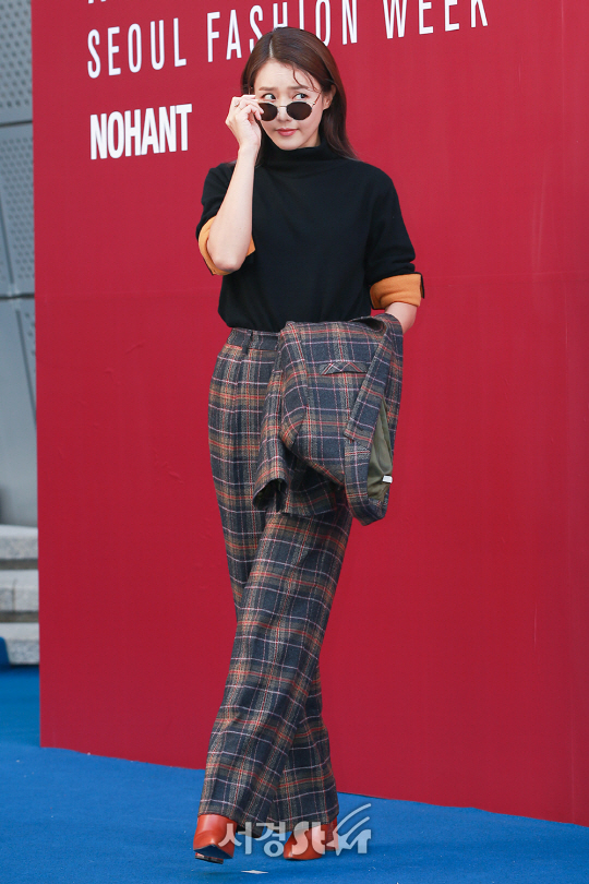 배우 채정안이 21일 오후 서울 중구 동대문디자인플라자(DDP)에서 열린 ‘2018 S/S 헤라서울패션위크’ 노앙(NOHANT) 컬렉션 포토월 행사에 참석해 포즈를 취하고 있다.