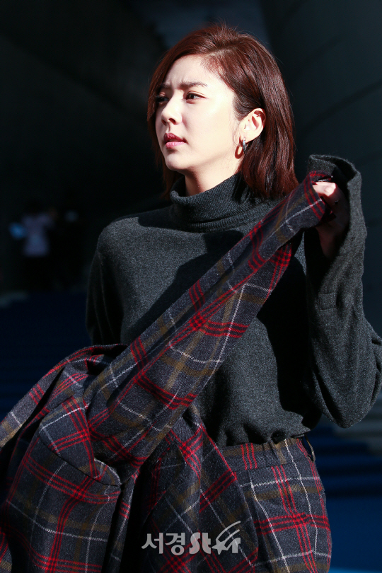 가수 손담비가 21일 오후 서울 중구 동대문디자인플라자(DDP)에서 열린 ‘2018 S/S 헤라서울패션위크’ 노앙(NOHANT) 컬렉션 포토월 행사에 참석해 포즈를 취하고 있다.