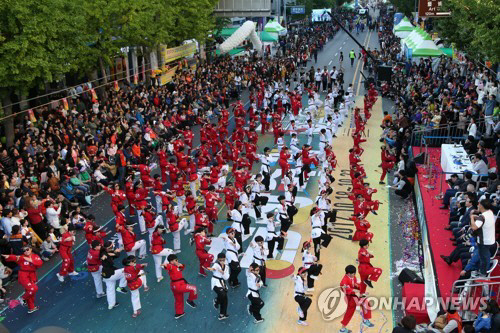 광주 금남로 일원서 충장축제 거리퍼레이드…‘세대공감! 우리 모두의 추억’