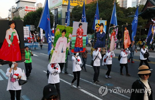 “박근혜 석방하라”…서울 도심 곳곳 보수단체 태극기 집회