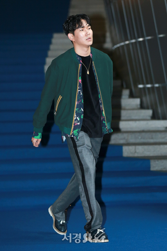 가수 블랙나인이 21일 오후 서울 중구 동대문디자인플라자(DDP)에서 열린 ‘2018 S/S 헤라서울패션위크’ 비욘드클로젯(BEYOND CLOSET) 컬렉션 포토월 행사에 참석해 포즈를 취하고 있다.