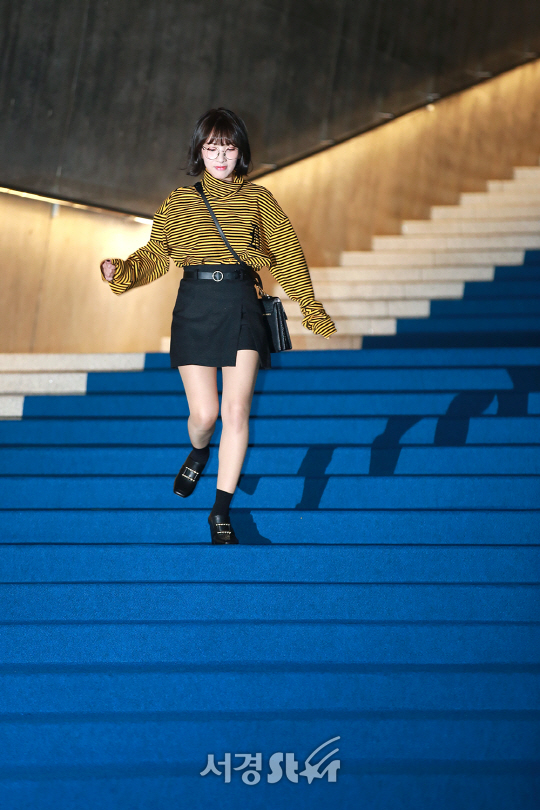 가수 지숙이 21일 오후 서울 중구 동대문디자인플라자(DDP)에서 열린 ‘2018 S/S 헤라서울패션위크’ 비욘드클로젯(BEYOND CLOSET) 컬렉션 포토월 행사에 참석해 포즈를 취하고 있다.