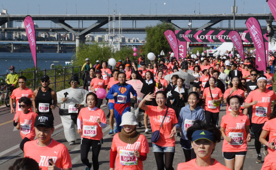 ‘제1회 롯데 스타일런’ 마라톤 대회 참가자들이 22일 서울 광진구 뚝섬한강공원 코스 출발점에서 힘차게 출발하고 있다. 이날 마라톤 대회는 롯데유통BU가 주최했으며 참가자들은 자신의 개성을 반영한 복장을 착용하고 5㎞와 10㎞ 등 두 가지 코스 중 하나를 선택해 완주에 도전했다. /권욱기자