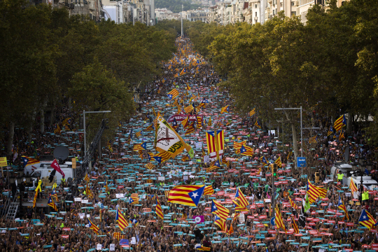 카탈루냐 주민들이 21일(현지시간) 스페인 바르셀로나에서 중앙정부의 자치권 박탈에 반발해 대규모 시위를 벌이고 있다.  /바르셀로나=AP연합뉴스