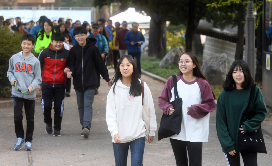 21일 서울경제신문·종로구 공동 주최로 열린 한양도성길 달팽이 마라톤에서 참가자들이 한양도성 성곽 길을 걷고 있다.