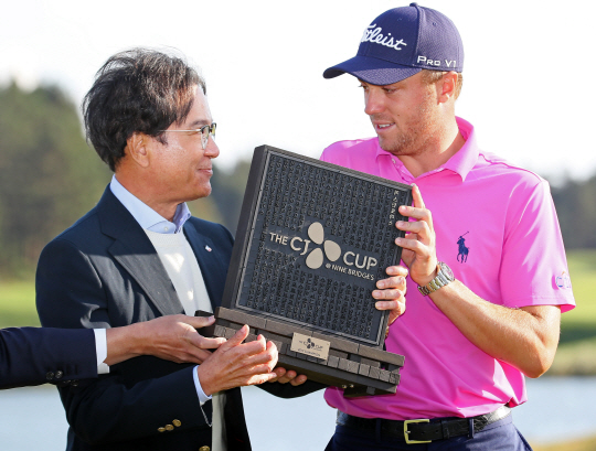 22일 PGA 투어 CJ컵에서 우승한 저스틴 토머스(오른쪽)가 이재현 CJ그룹 회장에게서 트로피를 전달받고 있다.