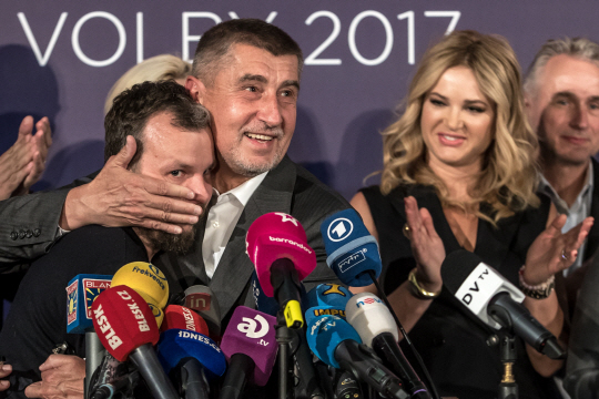 epa06280894 Andrej Babis (C), Slovak-born billionaire and leader of the ANO movement, celebrates with one of the team memberat a press conference at the ANO movement election event in Prague, Czech Republic, 21 October 2017.  Around 8 million people aged over 18 were eligible to vote to elect a new parliament.  EPA/MARTIN DIVISEK      <저작권자(c) 연합뉴스, 무단 전재-재배포 금지>