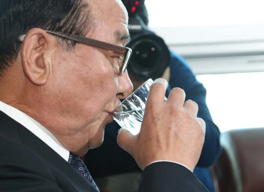 서청원 자유한국당 의원이 22일 오전 국회 의원회관에서 열린 기자회견 도중 물을 마시고 있다. /연합뉴스