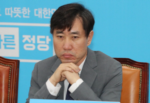 하태경 바른정당 최고위원이 23일 오전 국회에서 열린 최고위원회의에 참석해 생각에 잠겨 있다./사진=연합뉴스