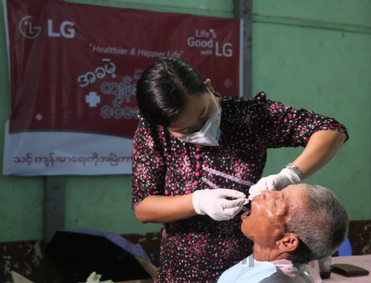 지난 21일(현지시간) 미얀마 파테인 지역 종합경기장 이동 진료소에서 현지 주민이 진료를 받고 있다./사진제공=LG전자