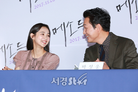 배우 윤승아, 박성웅이 23일 오전 서울 용산구 CGV 용산아이파크몰에서 열린 영화 ‘메소드(감독 방은진)’ 언론시사회에 참석하고 있다.