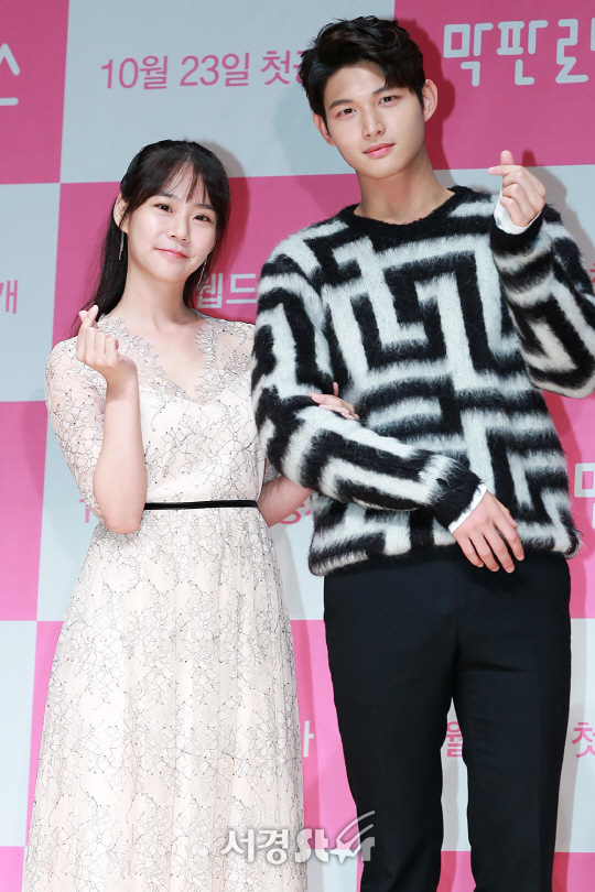 배우 한승연, 이서원이 23일 오후 서울 마포구 상암 JTBC에서 열린 JTBC 웹드라마 ‘막판로맨스’ 제작발표회에 참석하고 있다.