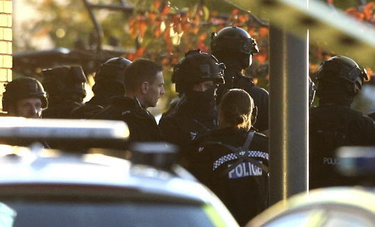 영국 센트럴 잉글랜드 뉴니튼 버뮤다파크에서 22일(현지시간) 중무장한 경찰이 인질극 현장에 배치돼 있다./뉴니튼=AP연합뉴스