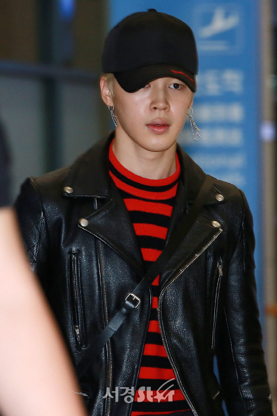 방탄소년단(BTS) 멤버 지민이 23일 오후 인천 중구 운서동 인천국제공항을 통해 대만 콘서트를 마치고 입국하고 있다.