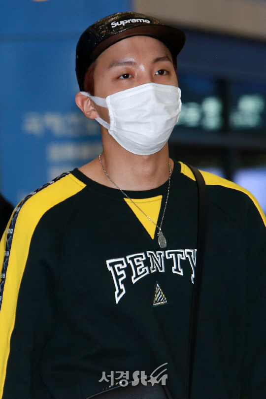 방탄소년단(BTS) 멤버 제이홉이 23일 오후 인천 중구 운서동 인천국제공항을 통해 대만 콘서트를 마치고 입국하고 있다.