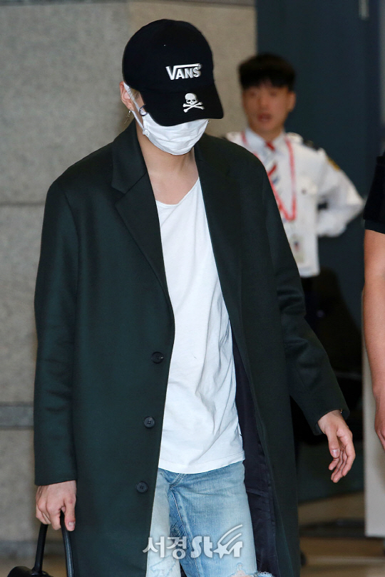 방탄소년단(BTS) 멤버 랩몬스터가 23일 오후 인천 중구 운서동 인천국제공항을 통해 대만 콘서트를 마치고 입국하고 있다.