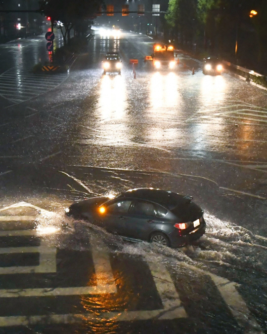 제21호 태풍 ‘란’이 일본 열도를 강타한 가운데 22일 밤 일본 나고야(名古屋)시의 도로가 태풍의 영향으로 물에 잠겨 있다. /나고야=교도연합뉴스