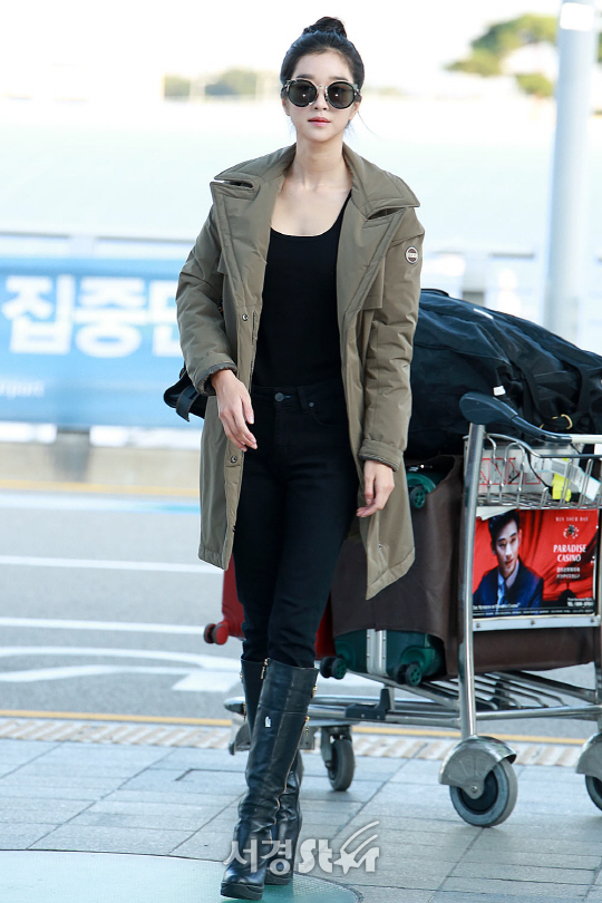 배우 서예지가 23일 오후 인천 중구 운서동 인천국제공항을 통해 잡지 화보 촬영 차 시드니로 출국하고 있다.