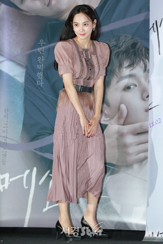배우 윤승아가 23일 오전 서울 용산구 CGV 용산아이파크몰에서 열린 영화 ‘메소드(감독 방은진)’ 언론시사회에 참석하고 있다.