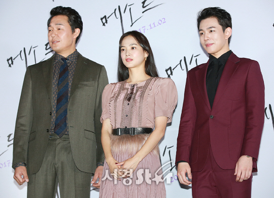 배우 조진웅, 윤승아, 오승훈이 23일 오전 서울 용산구 CGV 용산아이파크몰에서 열린 영화 ‘메소드(감독 방은진)’ 언론시사회에 참석하고 있다.