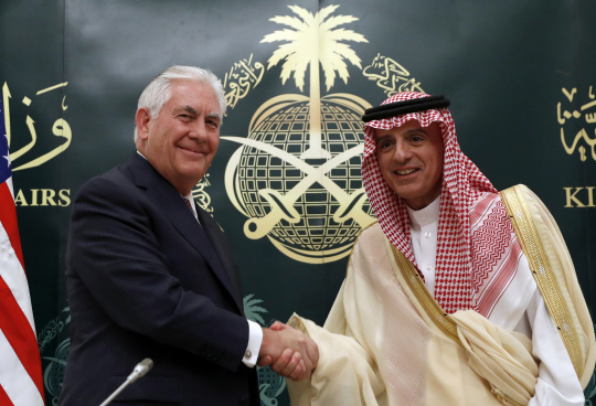 렉스 틸러슨(왼쪽) 미국 국무장관이 22일(현지시간) 사우디아라비아 수도 리야드에서 아델 알주바이르 사우디 외무장관과 만나 악수하고 있다. /리야드=AP연합뉴스