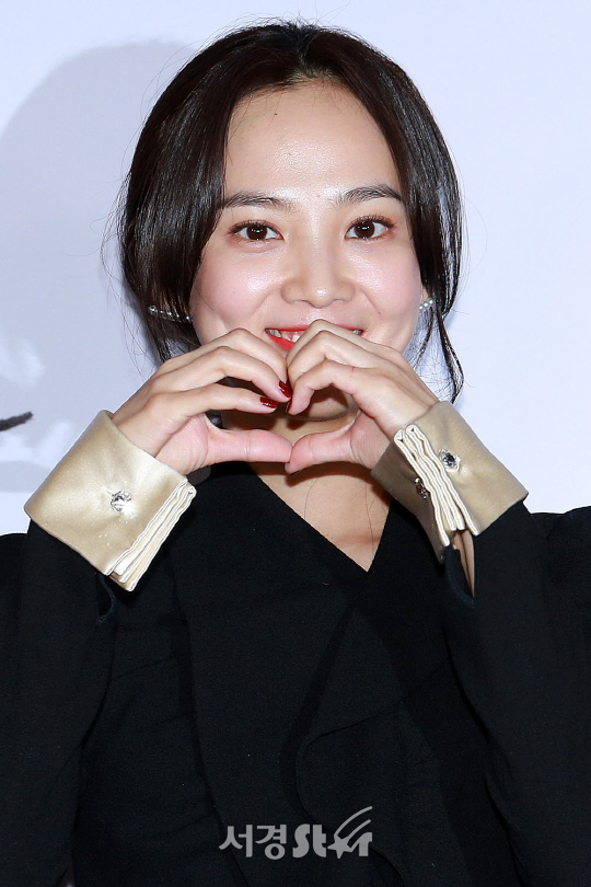 윤승아가 23일 서울 강남구 삼성동 메가박스 코엑스에서 열린 영화 ‘메소드’ VIP시사회에 참석해 포토타임을 갖고 있다.