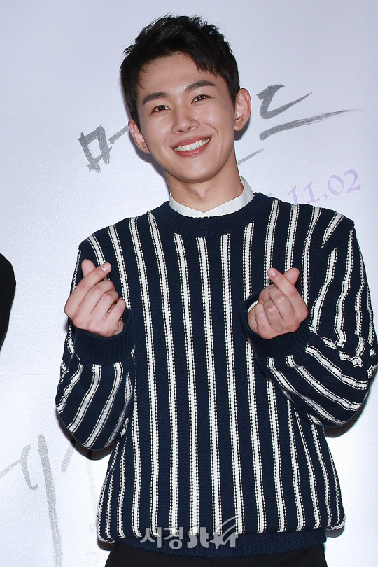 오승훈이 23일 서울 강남구 삼성동 메가박스 코엑스에서 열린 영화 ‘메소드’ VIP시사회에 참석해 포토타임을 갖고 있다.