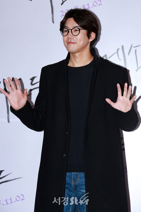 이상윤이 23일 서울 강남구 삼성동 메가박스 코엑스에서 열린 영화 ‘메소드’ VIP시사회에 참석해 포토타임을 갖고 있다.