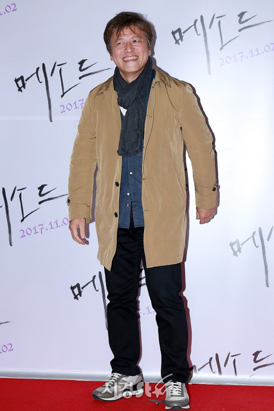 권해효가 23일 서울 강남구 삼성동 메가박스 코엑스에서 열린 영화 ‘메소드’ VIP시사회에 참석해 포토타임을 갖고 있다.