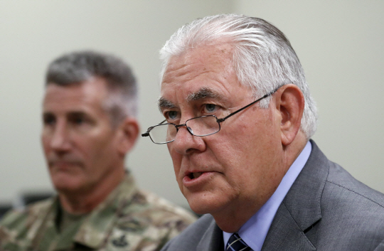 렉스 틸러슨 미국 국무장관이 23일(현지시간) 예고 없이 아프가니스탄을 방문해 미국의 새 아프가니스탄 전략에 대해 설명하고 있다. /바그램 공군기지=AP연합뉴스