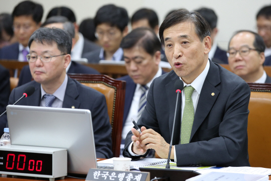 이주열(오른쪽) 한국은행 총재가 23일 국회에서 열린 한국은행에 대한 기획재정위원회 국정감사에서 의원 질의에 답변을 하고 있다. /연합뉴스