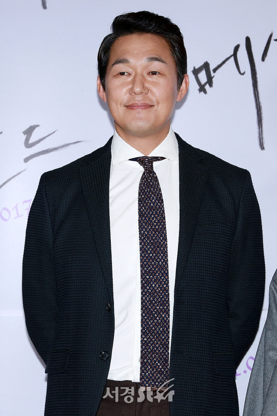 박성웅이 23일 서울 강남구 삼성동 메가박스 코엑스에서 열린 영화 ‘메소드’ VIP시사회에 참석해 포토타임을 갖고 있다.