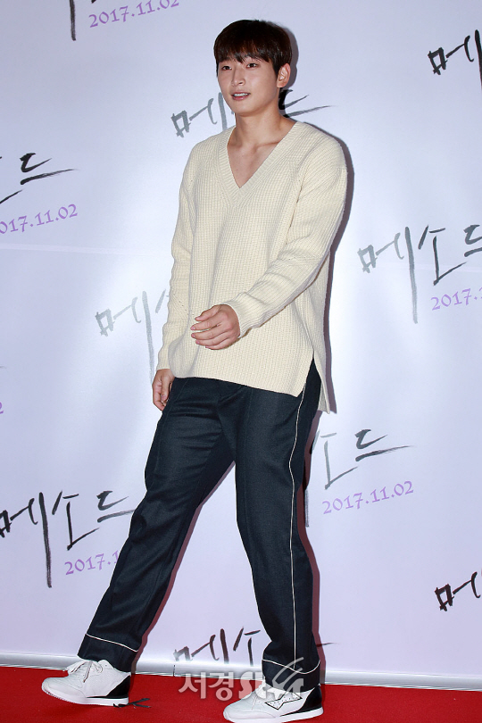 정진운이 23일 서울 강남구 삼성동 메가박스 코엑스에서 열린 영화 ‘메소드’ VIP시사회에 참석해 포토타임을 갖고 있다.