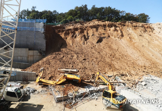 용인 물류센터 건설현장서 옹벽 붕괴…1명 사망·9명 부상