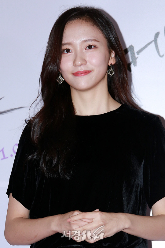 박지현이 23일 서울 강남구 삼성동 메가박스 코엑스에서 열린 영화 ‘메소드’ VIP시사회에 참석해 포토타임을 갖고 있다.