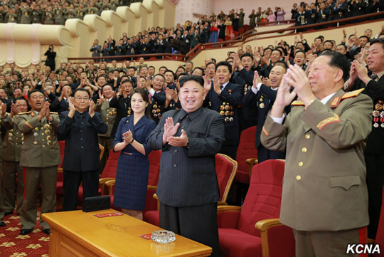 김정은(가운데) 북한 국방위원장/UPI연합뉴스