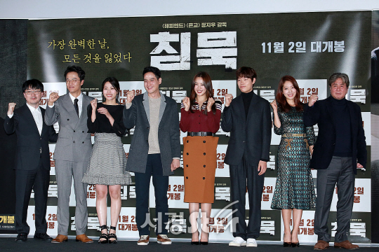 감독 및 배우들이 24일 오후 서울 용산구 CGV용산아이파크몰에서 열린 영화 ‘침묵’ 언론시사회에 참석해 포토타임을 갖고 있다.