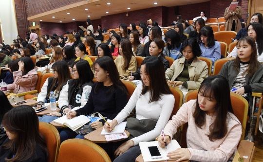 24일 서울여자대학교에서 열린 ‘미래를 준비하는 대학생을 위한 CEO 초청특강’에 참석한 대학생들이 박명성 신시컴퍼니 대표의 강연을 경청하고 있다. /권욱기자