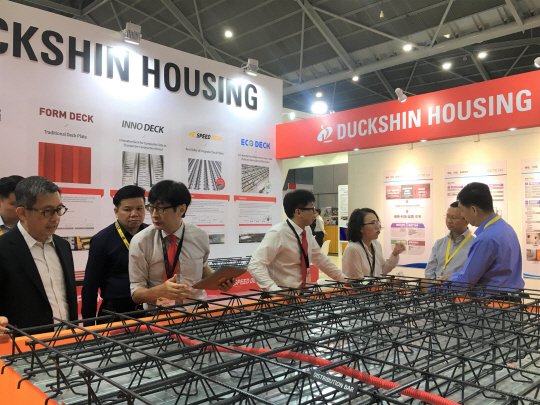 이달 24~26일 사흘 간 싱가포르에서 열리는 ‘국제건축 기술 및 자재 전시회’에서 바이어들이 덕신하우징 부스를 방문해 데크플레이트 제품을 살펴보고 있다. /사진제공=덕신하우징