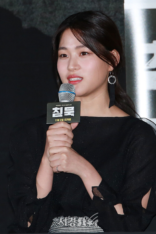 이수경이 24일 오후 서울 용산구 CGV용산아이파크몰에서 열린 영화 ‘침묵’ 언론시사회에 참석했다.