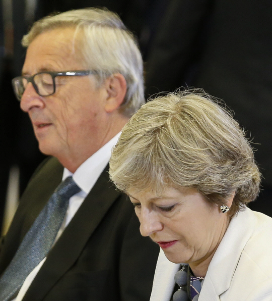 장클로드 융커(왼쪽) EU 집행위장과 테리사 메이 영국 총리. /AP연합뉴스