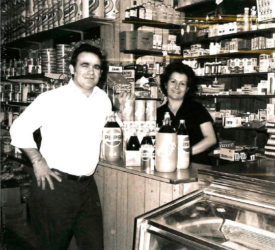 가족들이 소유한 뉴저지 식료품점 중 한 곳에서 포즈를 취한 윌리엄스의 부모님.