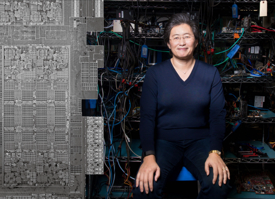 경쟁본능 : AMD의 오스틴 본사 내 연구소에서 미소를 짓고 있는 리사 수. 반대편 사진: AMD의 고성능  CPU 라이젠을 확대한 모습.