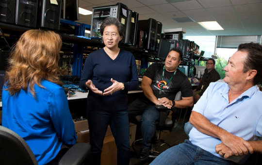 제플린의 주역들 : 수가 연구소에서 AMD 제플린 프로젝트를 담당한 루이스 카스트로(라이젠 티셔츠 차림), 리 러스크(폴로셔츠) 등 엔지니어들과 대화를 나누고 있다.